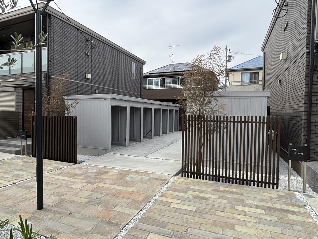 収納　敷地内に大きなレンタルボックスがあります（５，０００円／月）