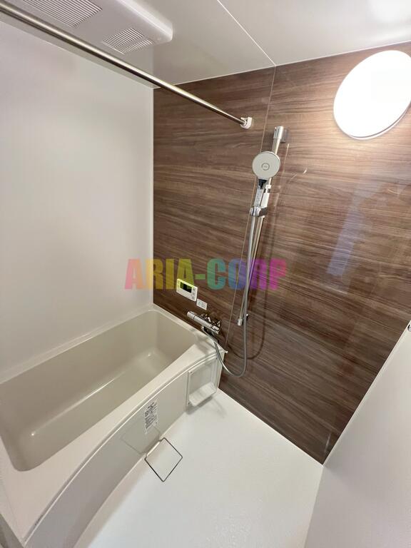 バス・シャワールーム　追焚き浴室乾燥機能付！カラーパネル採用でお洒落なバスルーム。