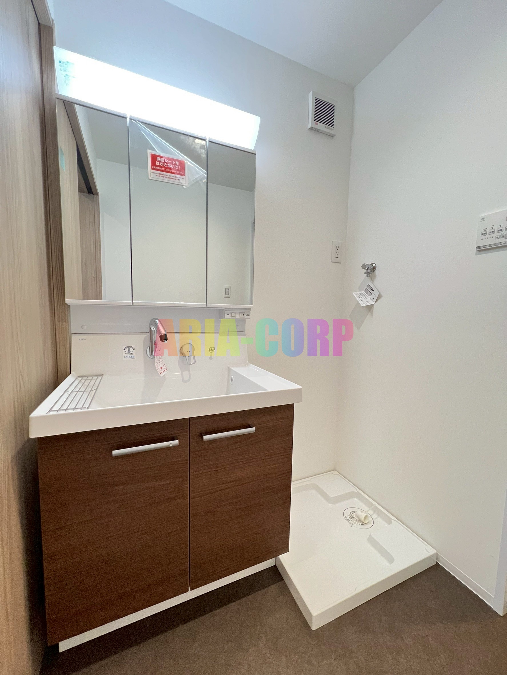 洗面設備　三面鏡採用シャワータイプでお手しれしやすい独立洗面台♪