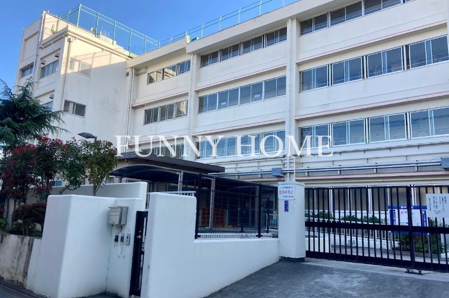 小学校　目黒区立月光原小学校（小学校）まで239m