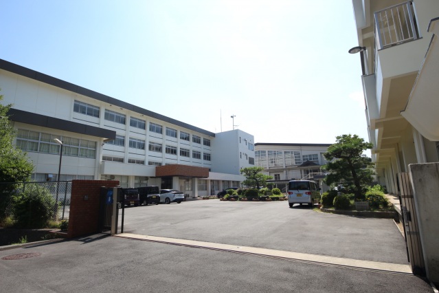 中学校　榛原中学校（中学校）まで282m