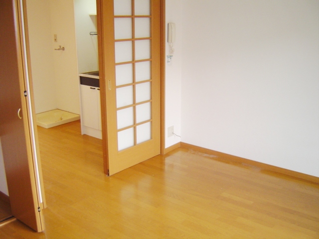 居室・リビング　同物件別号室