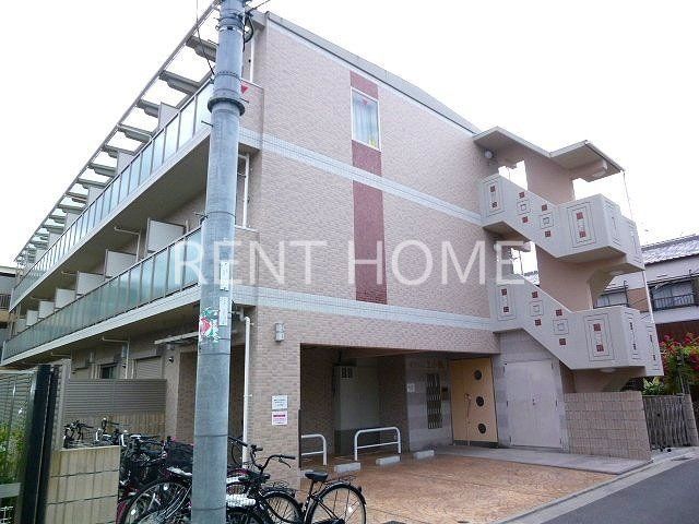 建物外観　RC造の重厚な３階建ての建物です。