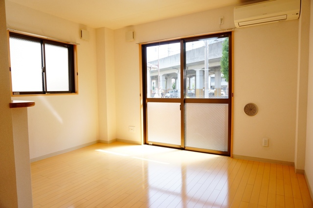 居室・リビング　角部屋２面採光の明るいお部屋★