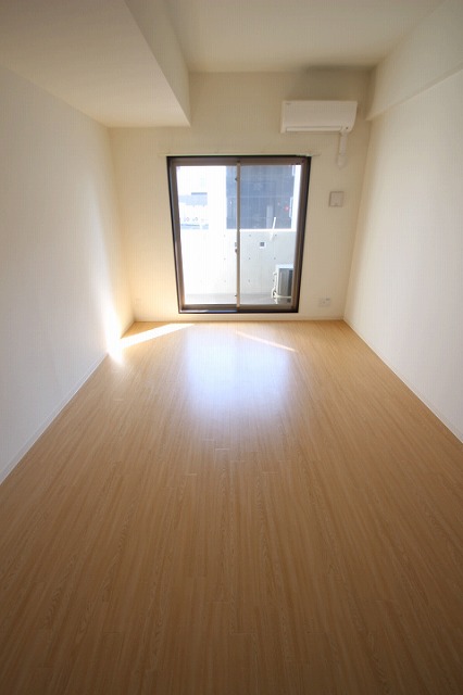 居室・リビング　同物件別号室のものです。