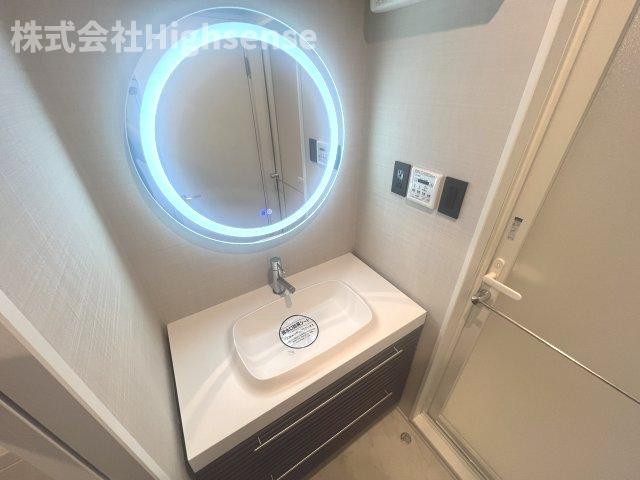 洗面設備　独立洗面化粧台が付いています