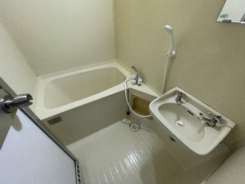 バス・シャワールーム　内装は別部屋の参考写真です。