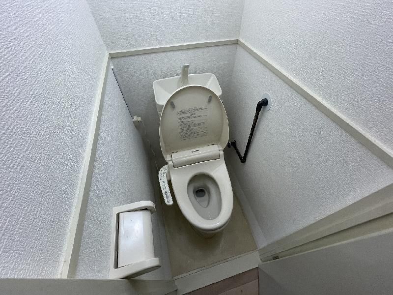 トイレ　内装は別部屋の参考写真です。