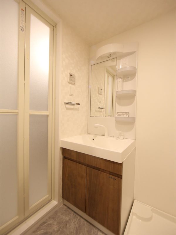 洗面設備　脱衣所　独立洗面台（シャンプードレッサー付）収納スペース有