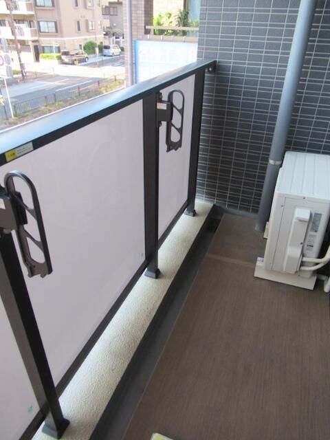 バルコニー　バルコニーがあるので洗濯物を太陽の下で干すことができます♪