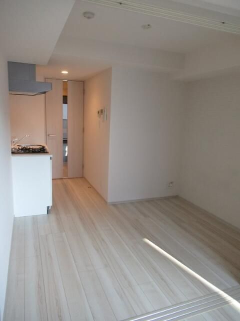 居室・リビング　ダイニングテーブルを置いたり自由にレイアウトできます☆