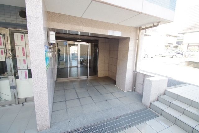 エントランス　☆エントランス前も綺麗に整頓されてます★