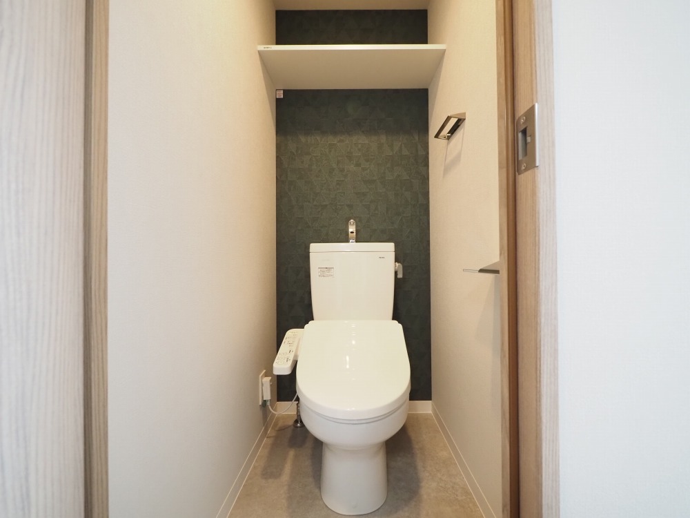 トイレ　落ち着いた色調のトイレです