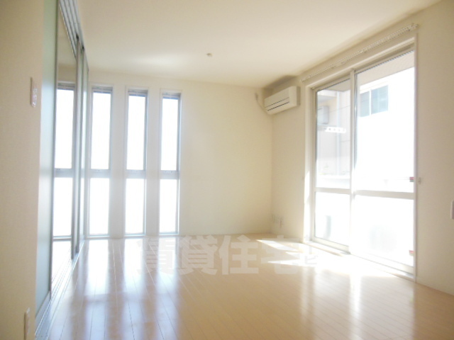 居室・リビング　同物件別部屋