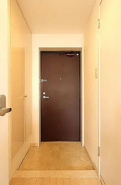 玄関　別部屋の写真を使用しております。