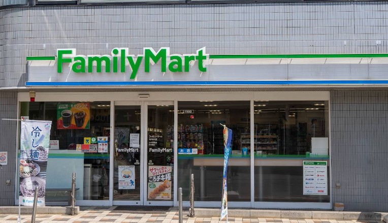 コンビニ　ファミリーマート（コンビニ）まで572m