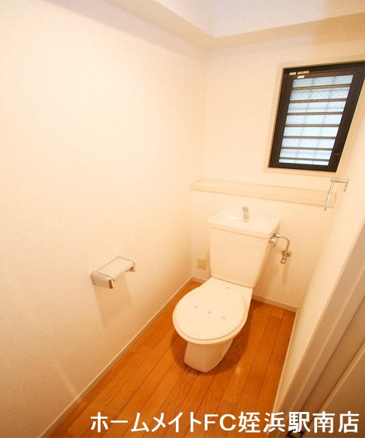 トイレ　★トイレにも窓があり、換気もばっちりです♪★参考写真