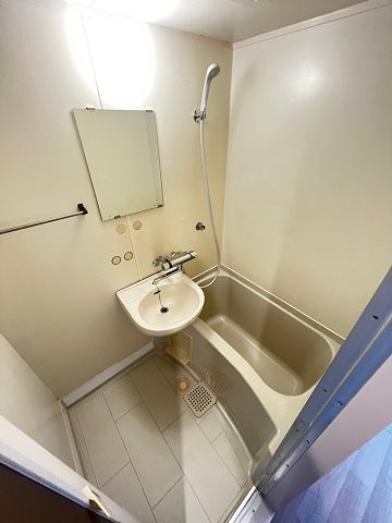 バス・シャワールーム　落ち着いた空間のお風呂です