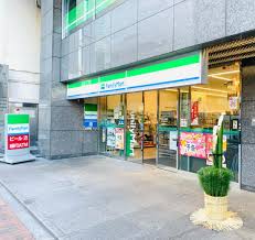 コンビニ　ファミリーマート飯田橋駅前店（コンビニ）まで81m