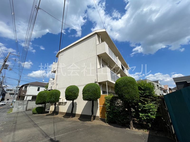 建物外観　周りに緑があり落ち着いた印象のある周辺環境です！