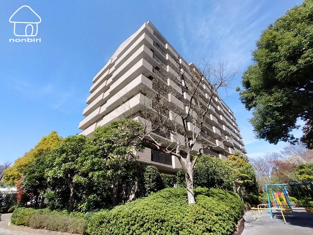 建物外観　緑が豊かな場所にあります