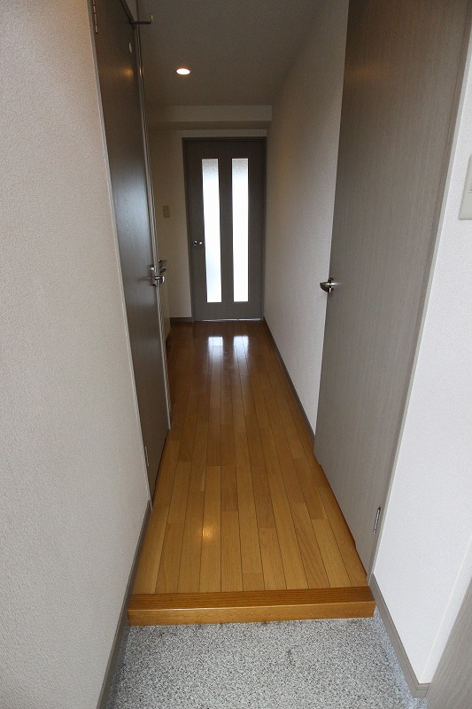 玄関　玄関を入ると開放的な空間です。