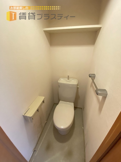 トイレ　収納棚付き。