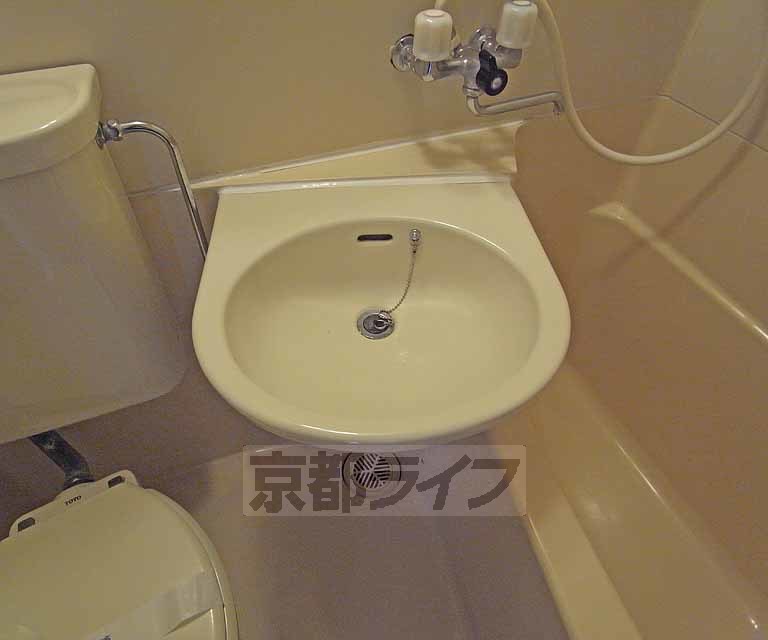 洗面設備　お風呂場の洗面です。