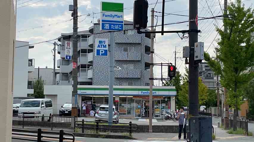 コンビニ　ファミリーマート（コンビニ）まで341m