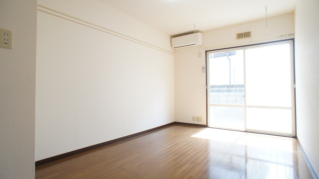 居室・リビング　南向きで明るいお部屋！暖かな日差しが入ります♪