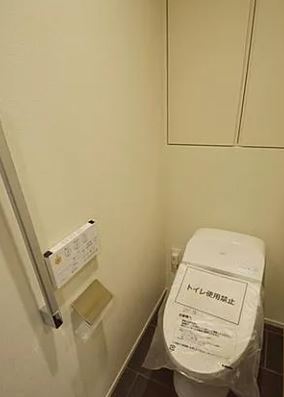トイレ　落ち着いた色調のトイレです