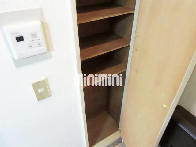 玄関　玄関には下駄箱がございます。