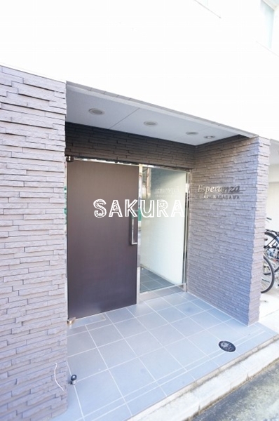 エントランス　重厚感のある建物デザイン♪