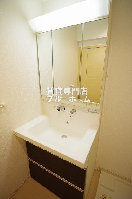 洗面設備　三面鏡の独立洗面台！