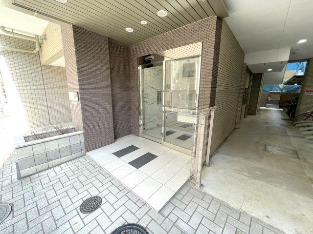 エントランス　オートロックと防犯カメラ付き
