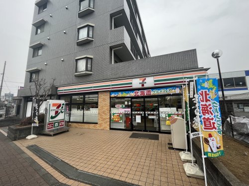 コンビニ　セブン-イレブン 八王子片倉駅北口店（コンビニ）まで595m