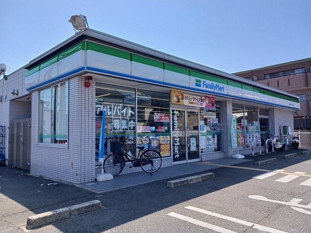 コンビニ　ファミリーマート様（コンビニ）まで690m