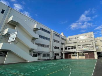 中学校　横浜市立日吉台西中学校（中学校）まで576m