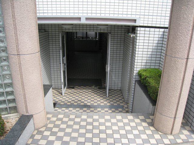 エントランス　落ち着いたエントランスです