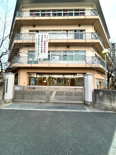 中学校　足立区立第一中学校（中学校）まで198m