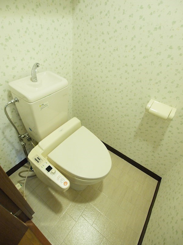 トイレ　ウォシュレット完備。