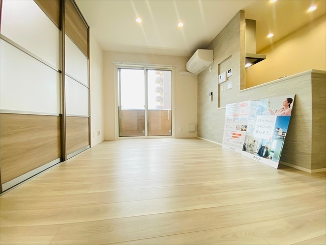 居室・リビング　同一建物内１０１号室内装写真転載