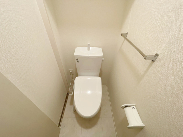 トイレ　温水洗浄便座付きトイレです。