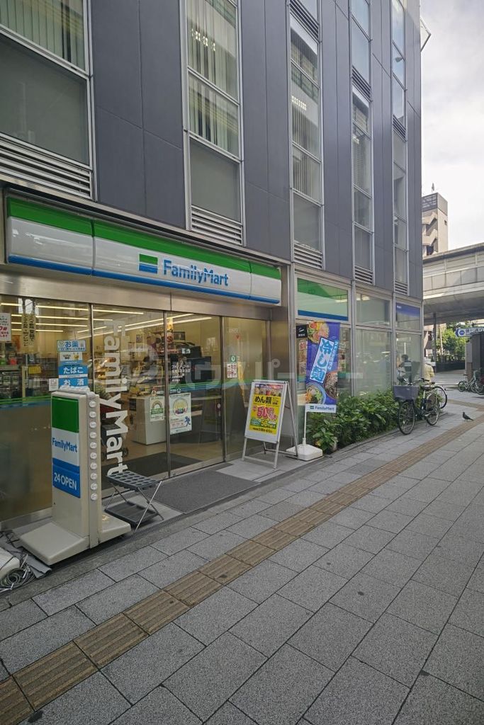 コンビニ　ファミリーマート板橋本町駅北店（コンビニ）まで10m