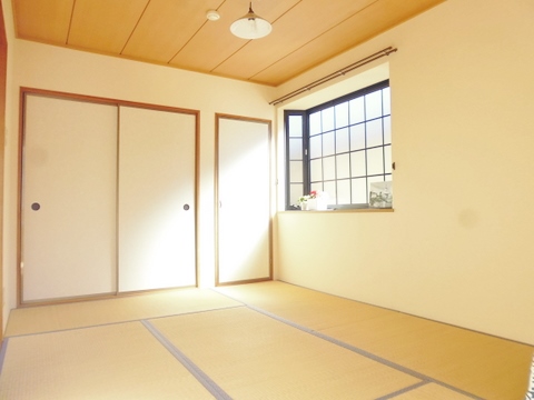 その他部屋・スペース　南西向き和室6帖☆押入れ、収納スペースがあります♪寝具をすっ