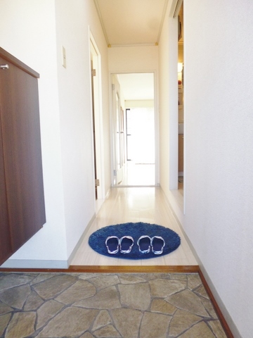眺望　玄関から室内への景観です！正面奥にダイニングキッチン、左手に