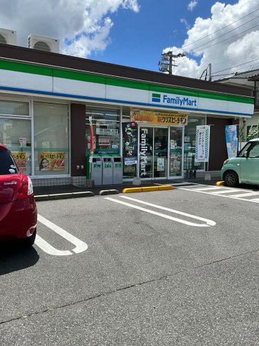 コンビニ　ファミリーマート 桜ヶ丘五丁目店（コンビニ）まで323m