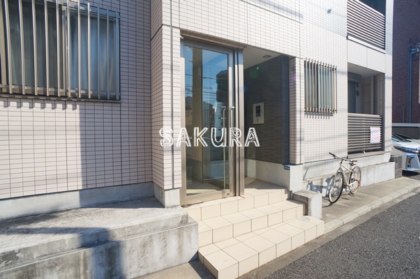 エントランス　重厚感のある建物デザイン♪