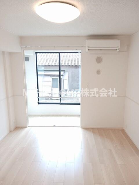 居室・リビング　サンルームの付いた２ＬＤＫのお部屋です★