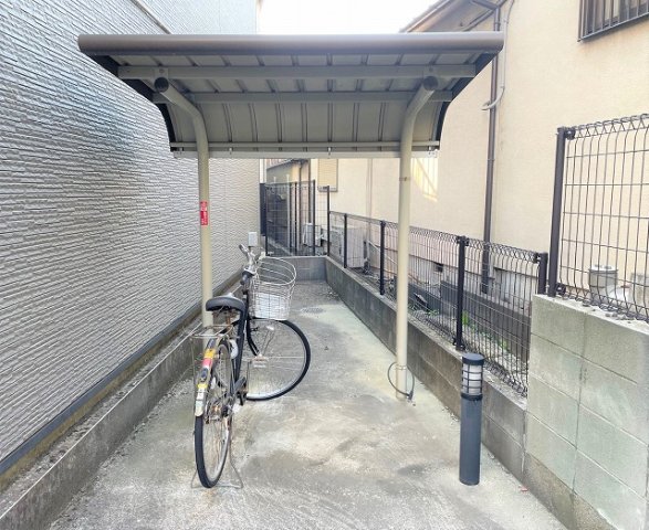 その他　屋根付き駐輪場完備